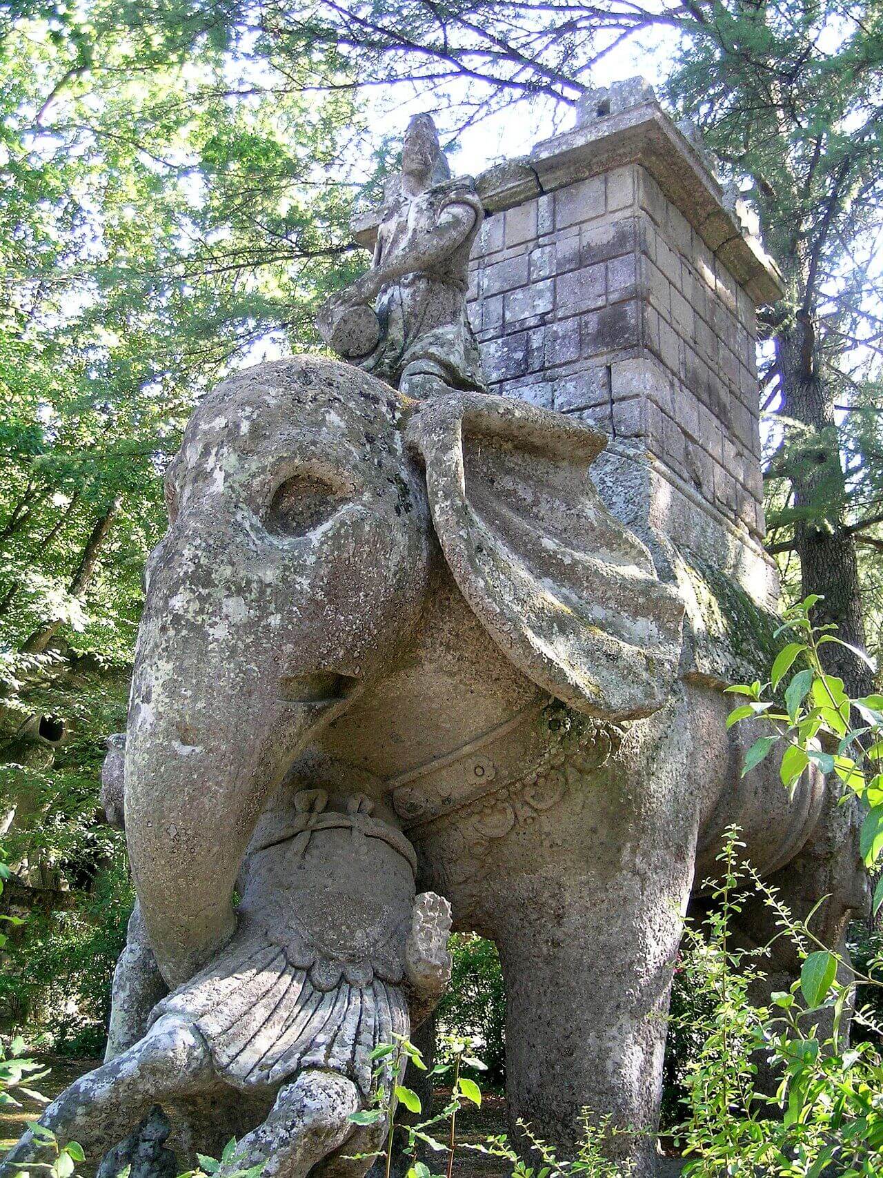elephant Hannibal sculpte dans les jardins de Bomarzo