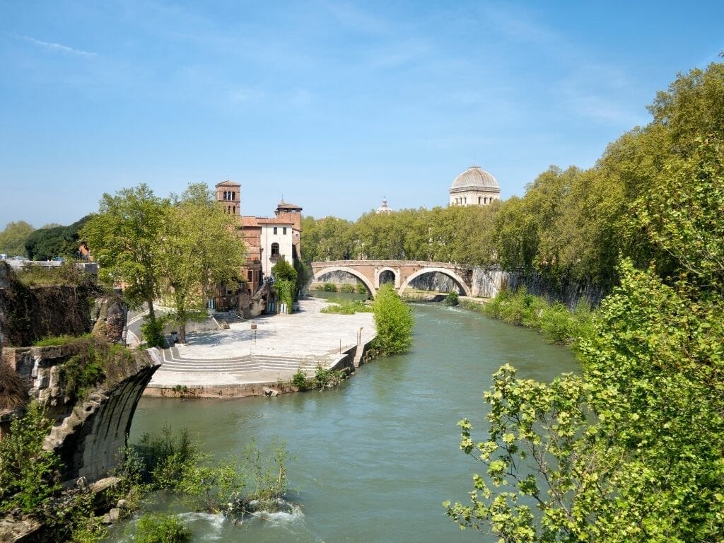 Les bords du Tibre en Avril