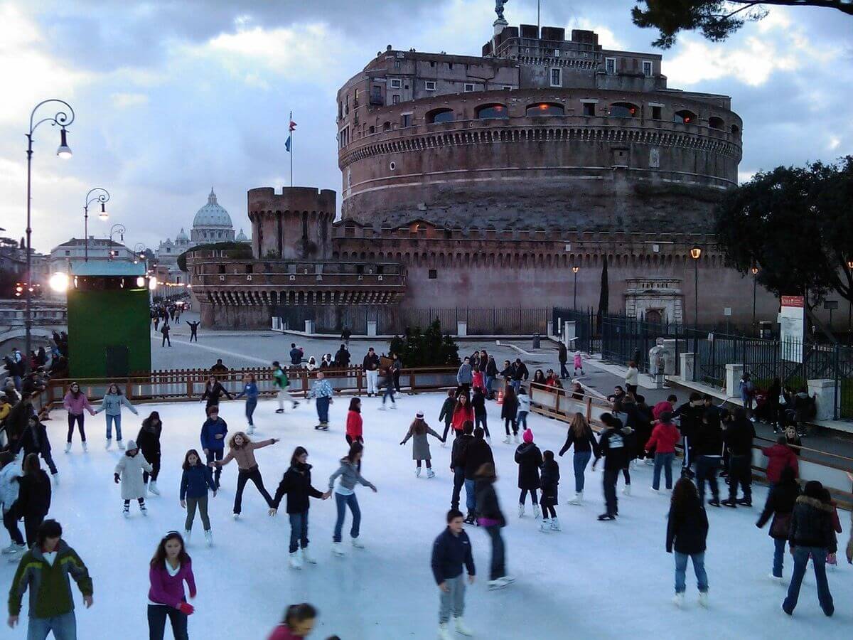 Patinoire hivernale devant le Château Saint-Ange, Rome