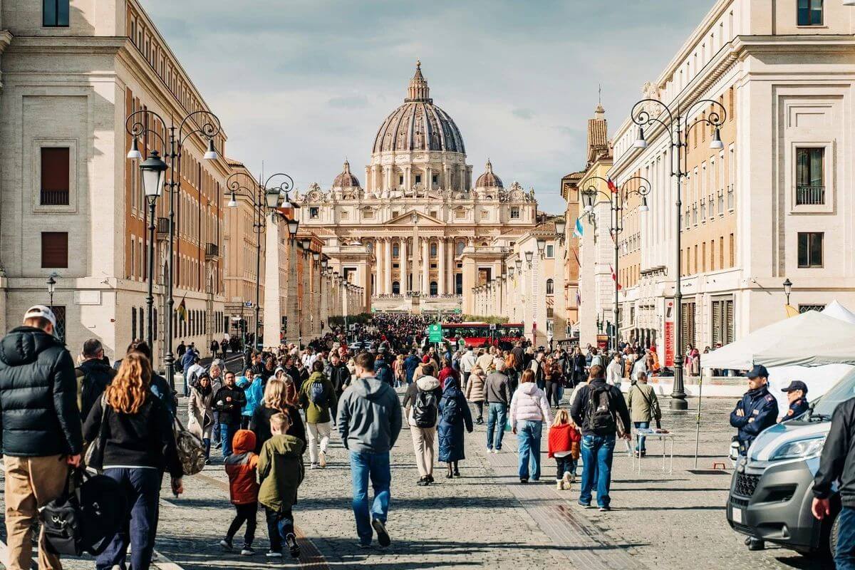 Passants habillés chaudement à Rome en hiver près de la basilique Saint-Pierre