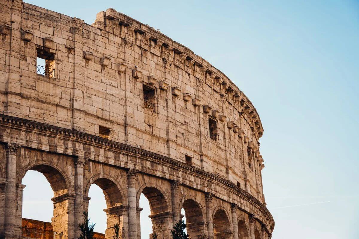 Colisée à Rome lors d’une journée ensoleillée en hiver