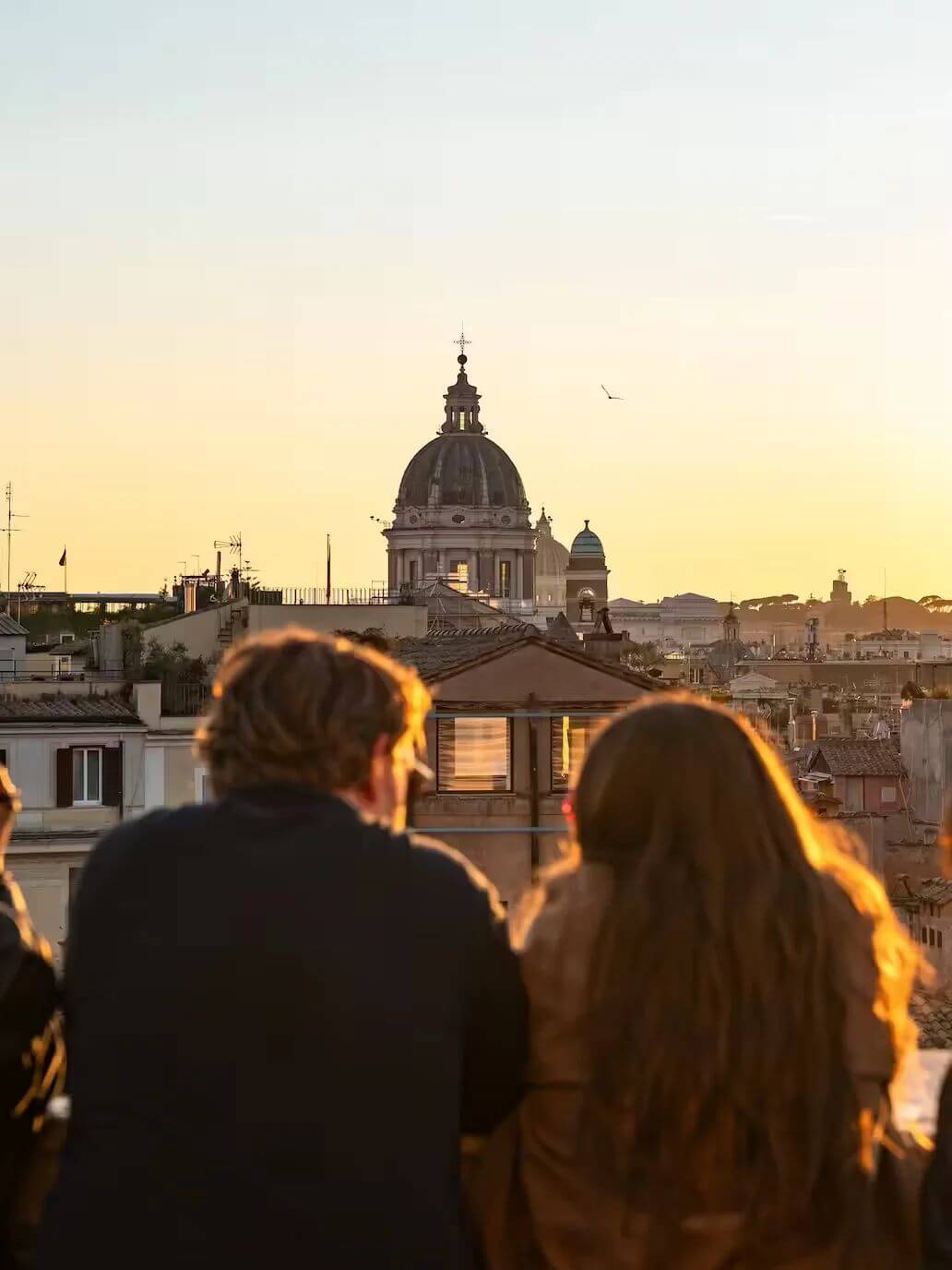 Couple regardant le coucher de soleil sur Rome