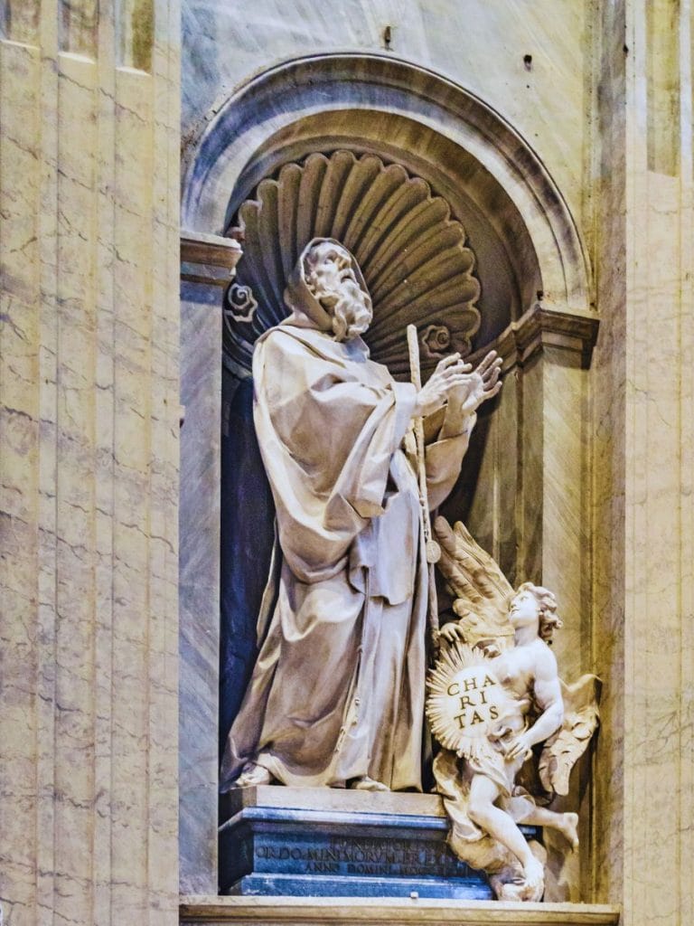 Jubilé Rome 2025 : Guide Complet pour les Pèlerins et les Touristes + Calendrier des Dates et Célébrations Jubile Rome statue vatican