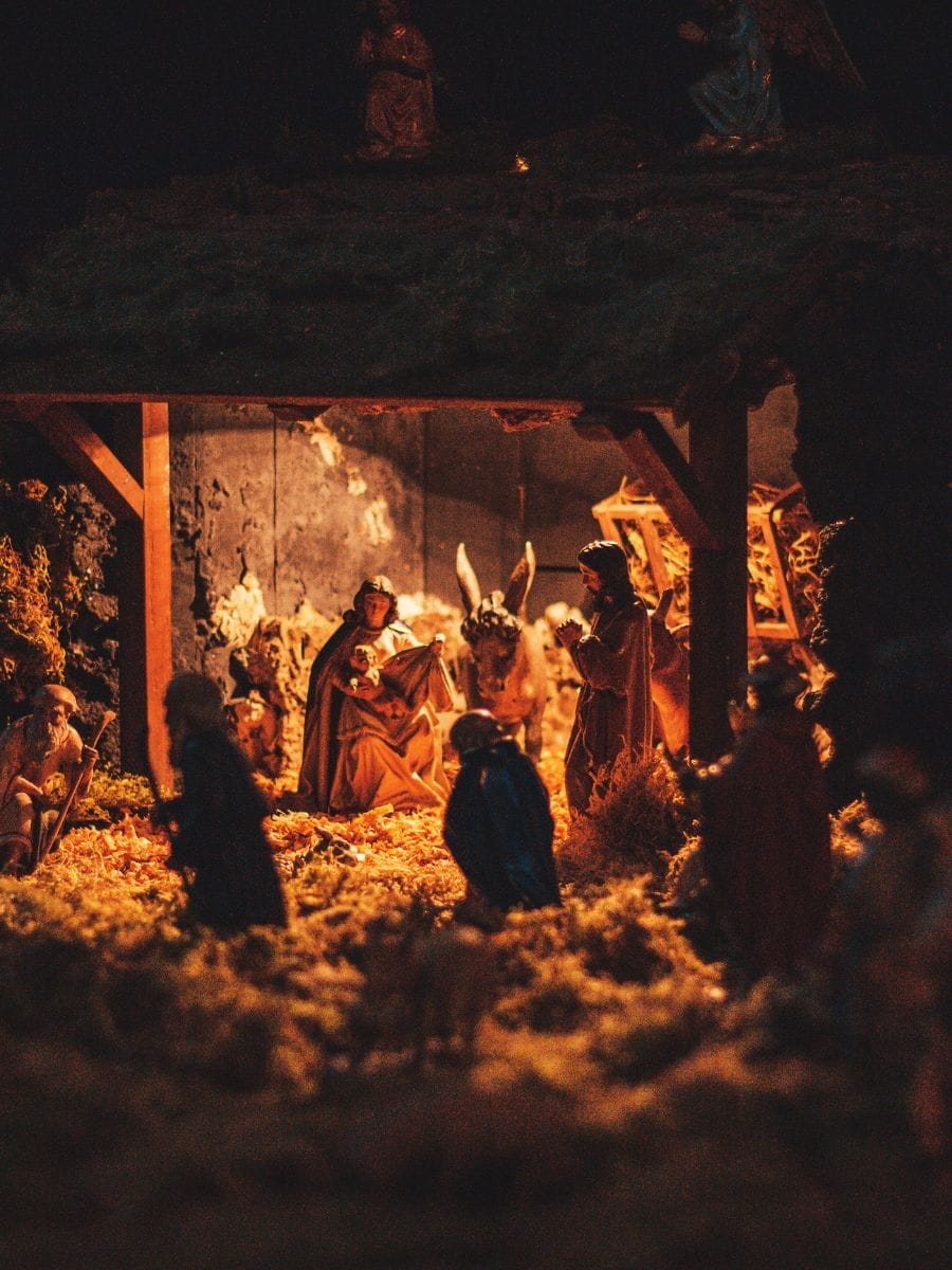 crèche géante du Vatican sur la Place Saint-Pierre