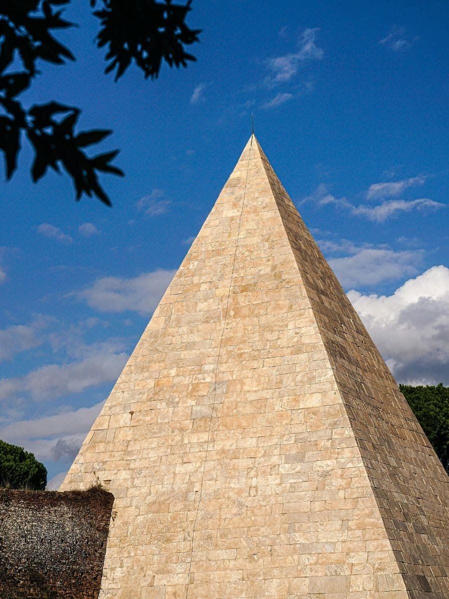 la pyramide de Cestius rome