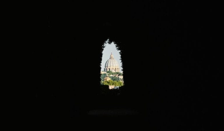Le trou de la serrure à Rome, sur le mont Aventin : toutes les infos pour une vue incroyable Le trou de la serrure à Rome, sur le mont Aventin