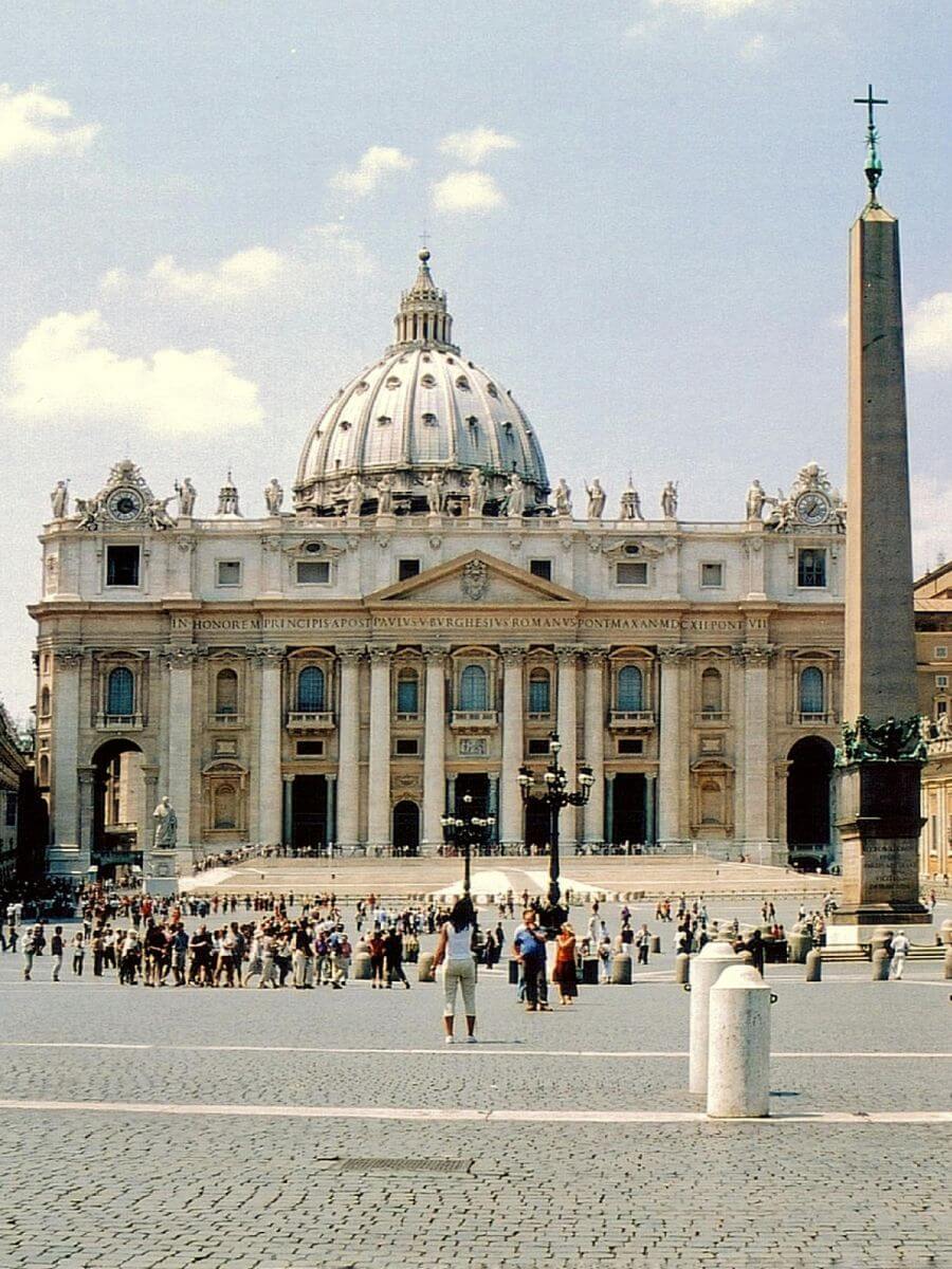 Privilégie les phrases naturelles et les situations réelles